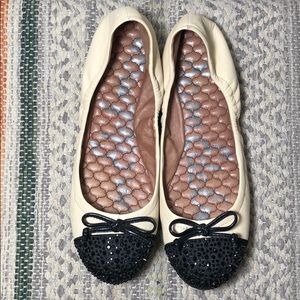 Sam Edelman beige leather flats with black captoe